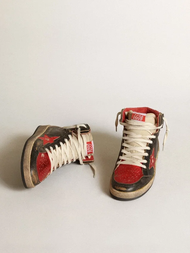 Sky-Star da donna in pelle nera lucida con stella rossa
