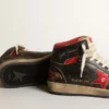 Sky-Star da donna in pelle nera lucida con stella rossa