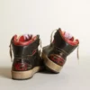Sky-Star da donna in pelle nera lucida con stella rossa