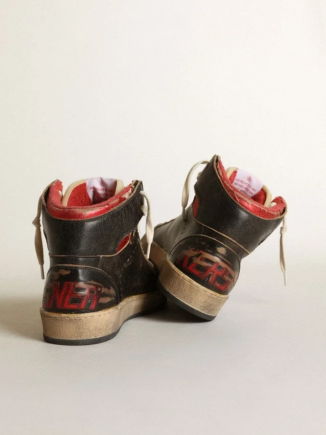 Sky-Star da donna in pelle nera lucida con stella rossa