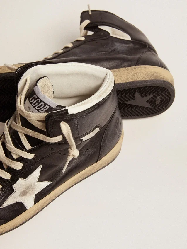 Sky-Star in pelle nappa nera con stella in pelle bianca