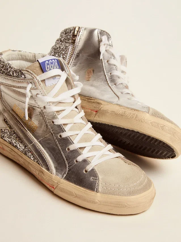 Slide da donna con tomaia in pelle laminata e glitter argento