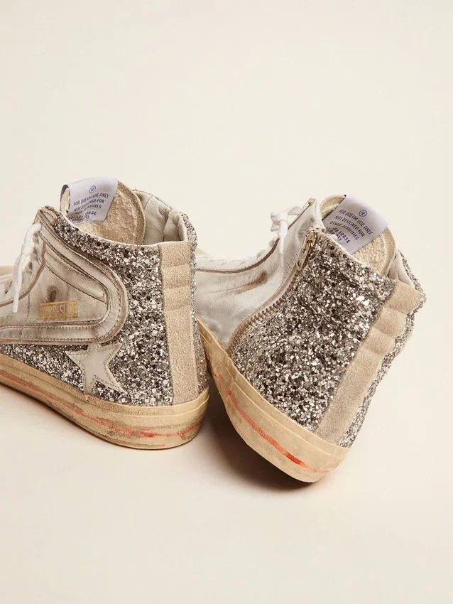 Slide da donna con tomaia in pelle laminata e glitter argento