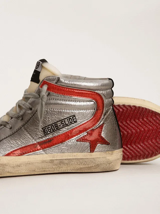 Slide da donna con tomaia in pelle metallizzata argento e inserti in pelle metallizzata rossa
