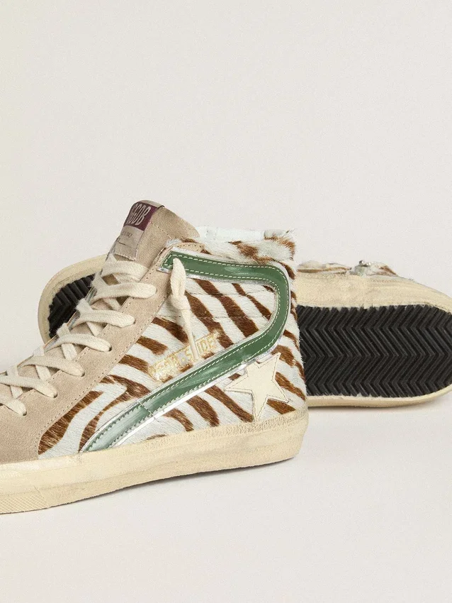 Slide da donna in pelle di pony con stampa zebrata e inserto in pelle laminata verde