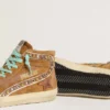 Slide da donna in pelle scamosciata color ocra con stella in pelle color tabacco