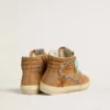 Slide da donna in pelle scamosciata color ocra con stella in pelle color tabacco
