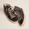 Slide da uomo nere con borchie