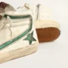 Slide in nappa beige con stella e striscia in pelle laminata verde