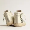 Slide in nappa beige con stella e striscia in pelle laminata verde