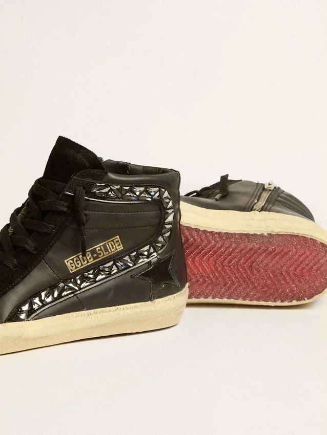 Slide in pelle con stella nera e cristalli Swarovski