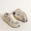 Sneaker da donna con Running Sole impreziosita da cristalli Swarovski e stella color avorio