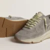 Sneaker da donna con Running Sole in pelle scamosciata grigia, stella in pelle scamosciata grigia e linguetta sul tallone