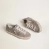 Sneakers Hi Star da donna in pelle scamosciata beige con stella in pelle laminata e linguetta del tacco glitterata