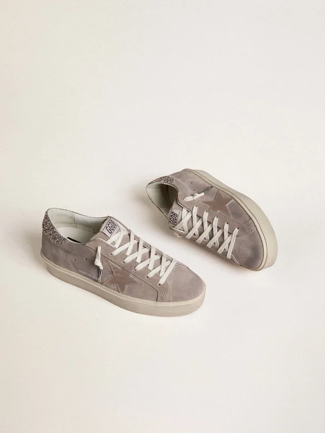 Sneakers Hi Star da donna in pelle scamosciata beige con stella in pelle laminata e linguetta del tacco glitterata