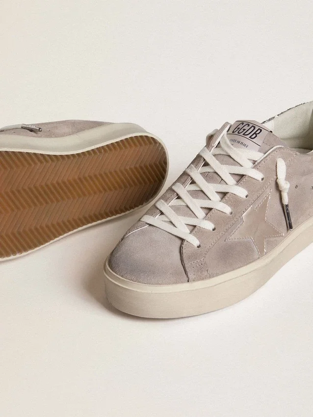 Sneakers Hi Star da donna in pelle scamosciata beige con stella in pelle laminata e linguetta del tacco glitterata