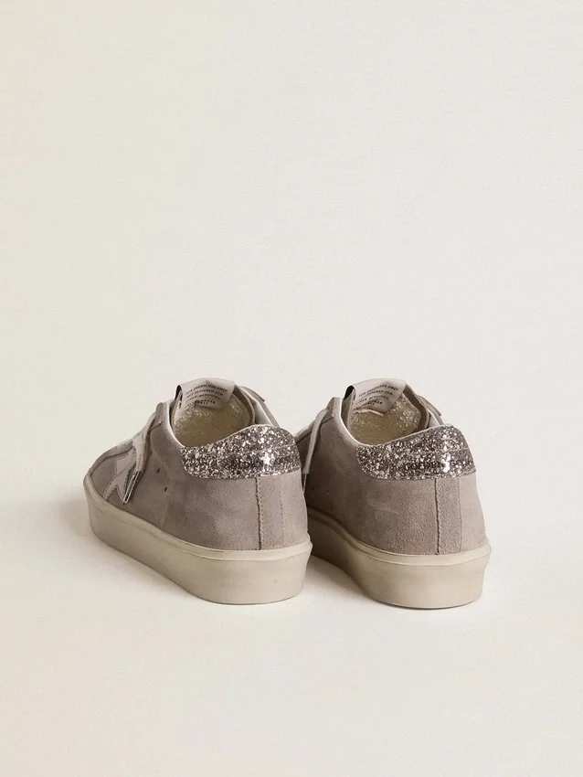 Sneakers Hi Star da donna in pelle scamosciata beige con stella in pelle laminata e linguetta del tacco glitterata