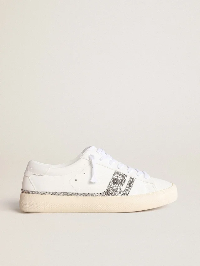 Sneakers sostenibili Yatay modello 1B con tomaia bianca a base biologica e glitter riciclati argentati Y