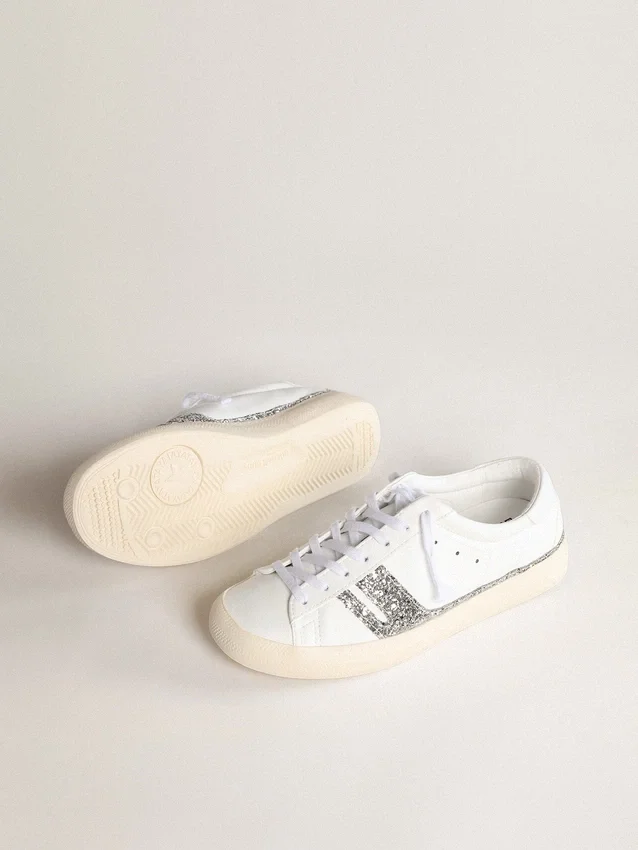 Sneakers sostenibili Yatay modello 1B con tomaia bianca a base biologica e glitter riciclati argentati Y