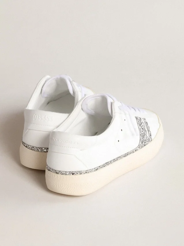 Sneakers sostenibili Yatay modello 1B con tomaia bianca a base biologica e glitter riciclati argentati Y