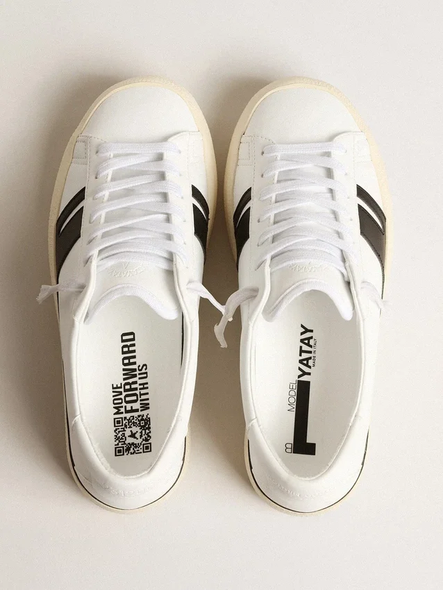 Sneakers sostenibili Yatay Modello 1B con tomaia bianca a base biologica e Y nera