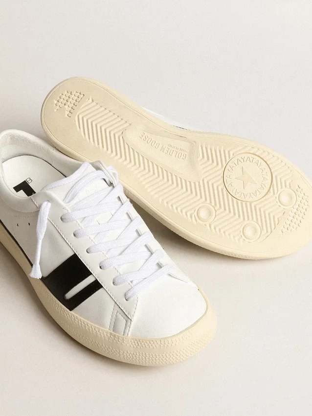 Sneakers sostenibili Yatay Modello 1B con tomaia bianca a base biologica e Y nera