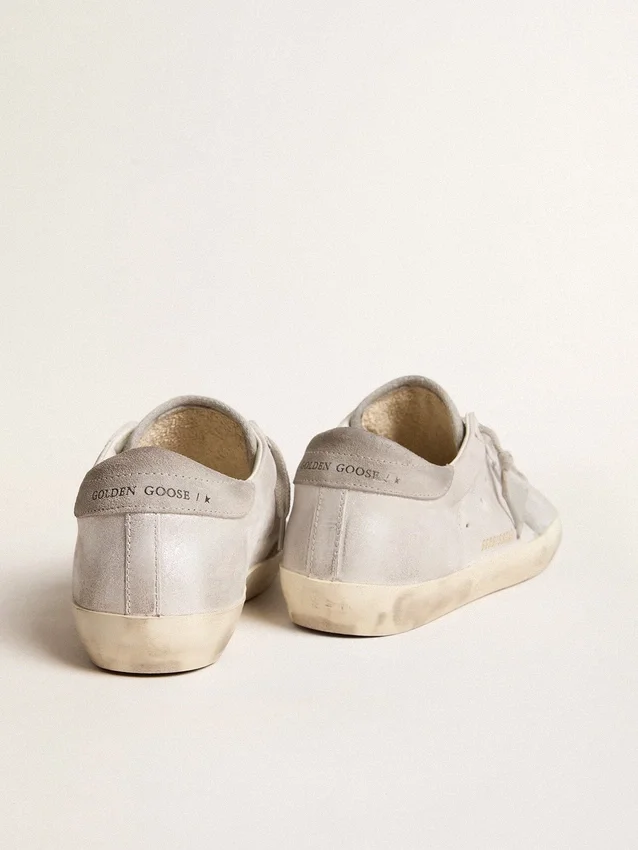 Sneakers Super-Star in pelle grigio-bianca con effetto glitter e stella in pelle