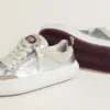 Space-Star Cube da donna in pelle grigio ghiaccio e argento con linguetta sul tallone bordeaux