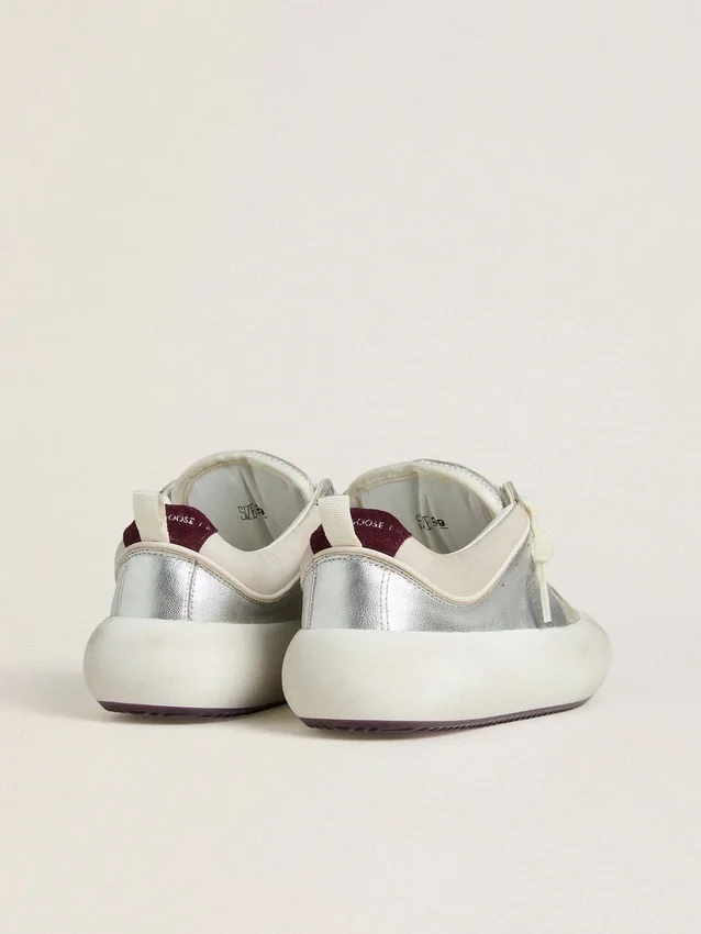 Space-Star Cube da donna in pelle grigio ghiaccio e argento con linguetta sul tallone bordeaux