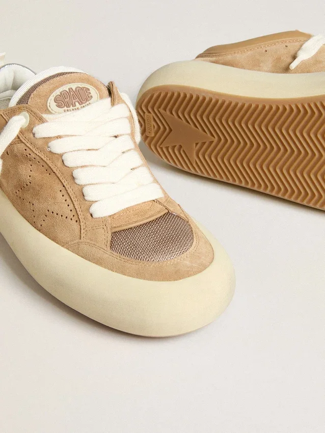 Space-Star Cube da donna in pelle scamosciata color tabacco con stella traforata