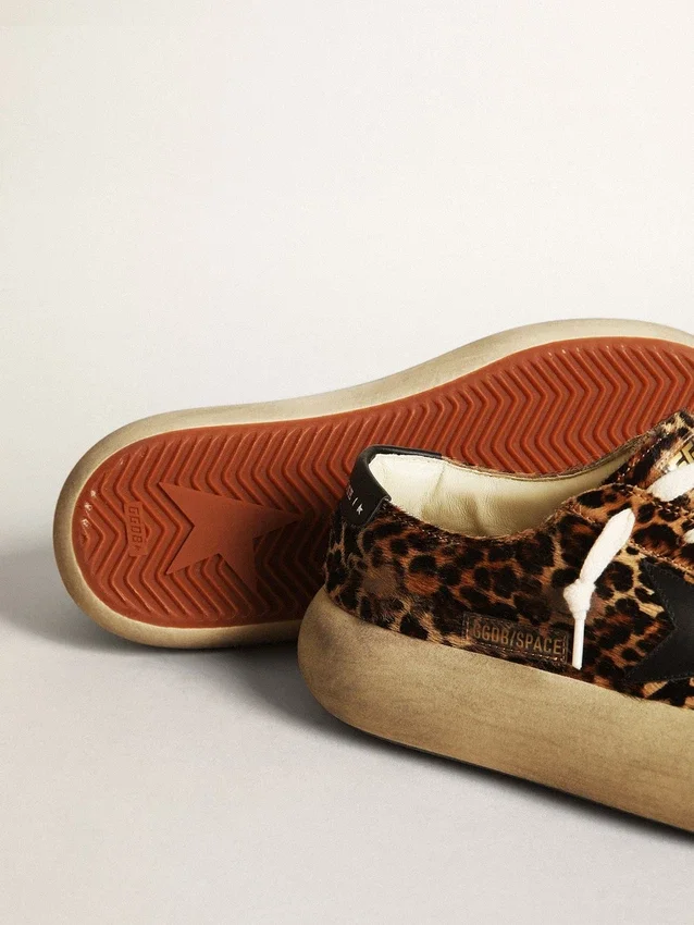 Space-Star da donna in pelle di pony con stampa leopardata e stella nera