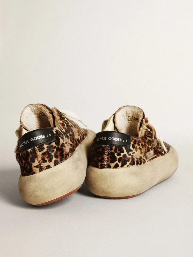 Space-Star da donna in pelle di pony con stampa leopardata e stella nera