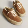 Space-Star da donna in pelle scamosciata color tabacco con stella traforata
