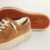Space-Star da donna in pelle scamosciata color tabacco con stella traforata