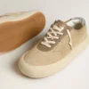 Space-Star da uomo in pelle scamosciata beige con stella traforata e linguetta sul tallone color argento metallizzato