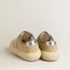 Space-Star da uomo in pelle scamosciata beige con stella traforata e linguetta sul tallone color argento metallizzato