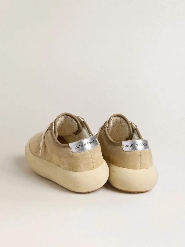 Space-Star da uomo in pelle scamosciata beige con stella traforata e linguetta sul tallone color argento metallizzato