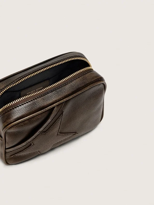 Star Bag Mini in pelle marrone scuro invecchiata con stella tono su tono