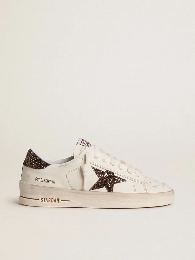 Stardan da donna in pelle bianca con stella glitterata marrone e linguetta sul tallone