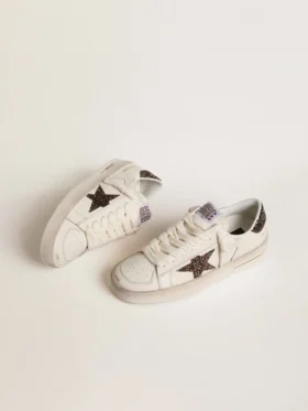 Stardan da donna in pelle bianca con stella glitterata marrone e linguetta sul tallone