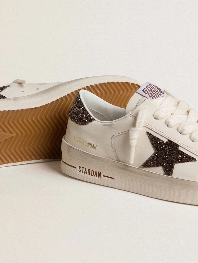 Stardan da donna in pelle bianca con stella glitterata marrone e linguetta sul tallone