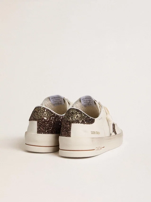 Stardan da donna in pelle bianca con stella glitterata marrone e linguetta sul tallone