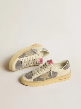 Stardan da donna in pelle scamosciata con stella color sabbia e inserti in cristalli Swarovski argentati
