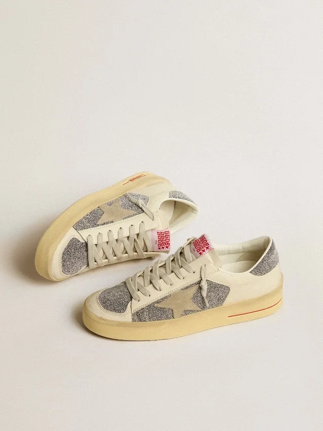 Stardan da donna in pelle scamosciata con stella color sabbia e inserti in cristalli Swarovski argentati