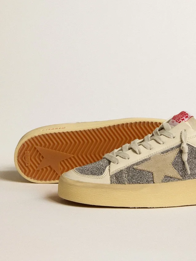 Stardan da donna in pelle scamosciata con stella color sabbia e inserti in cristalli Swarovski argentati