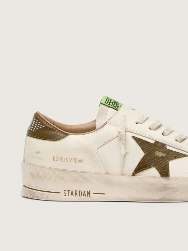 Stardan da uomo in pelle bianca con stella e linguetta sul tallone in pelle con stampa serpente verde militare
