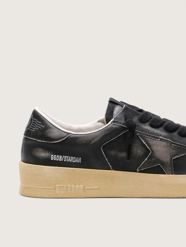 Stardan da uomo in pelle nera con stella e linguetta sul tallone in pelle nera