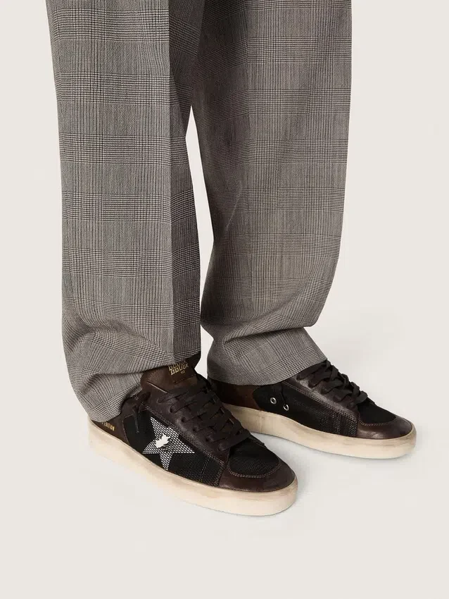 Stardan da uomo in pelle scamosciata marrone e rete nera con stella in pelle bianca e inserti in pelle nappa