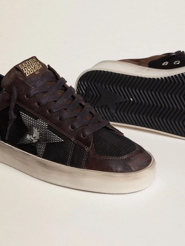 Stardan da uomo in pelle scamosciata marrone e rete nera con stella in pelle bianca e inserti in pelle nappa