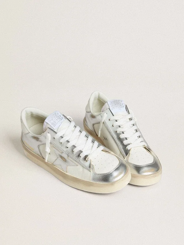 Stardan in pelle argentata con linguetta bianca sul tallone